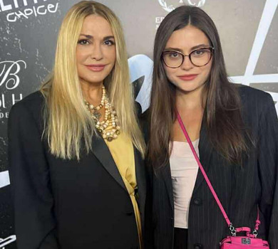 Сумська у жовтому шовку разом із дочкою у міні попозувала на модному показі колишньої Цимбалюка. Фото