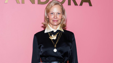 Памела Андерсон у сорочці українського бренду похвалилася елегантним образом на модному івенті. Фото