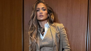 Британський вайб та будуарна розкіш: Лопес у Нью-Йорку вигуляла два образи в кольорах осені