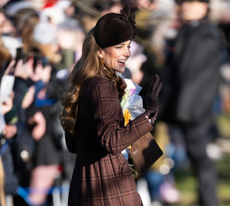 Міддлтон на різдвяну службу з принцом Вільямом та дітьми вигуляла шоколадно-картатий лук з фетровим капелюшком. Фото