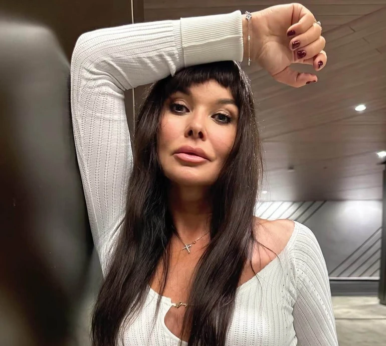 Ніколи б не подумала, що вдягну: Ахат похизувалася фігурою в татуйованому комбезі з поліуретану