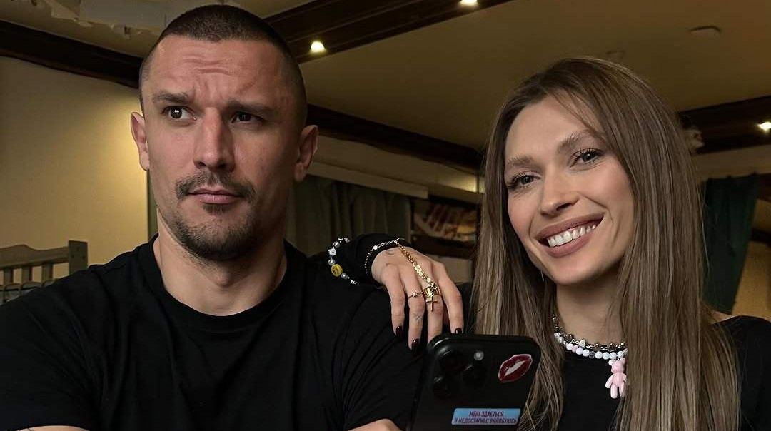 Цимбалюк зі Світлицькою на руках тицьнули нецензурний жест хейтерам. Відео