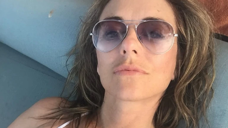 60-річна Херлі у смугастому бікіні полежала на піску для сонячних кадрів