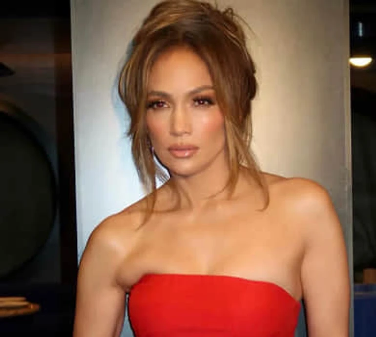 Лопес у крихітному бікіні позасмагала на яхті догори сідницями. ФОТО