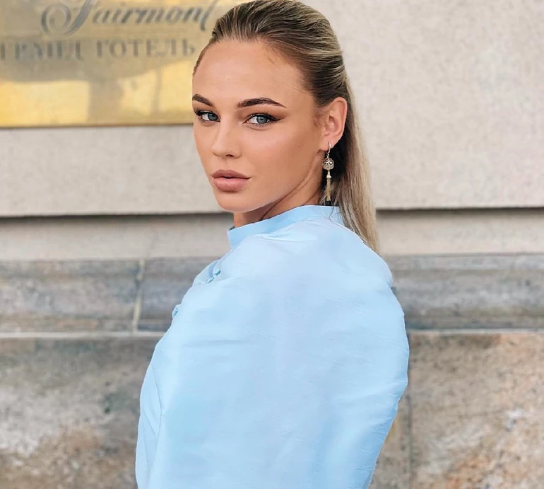 Білодід на честь 23-річчя показала малу себе в дощику і короні