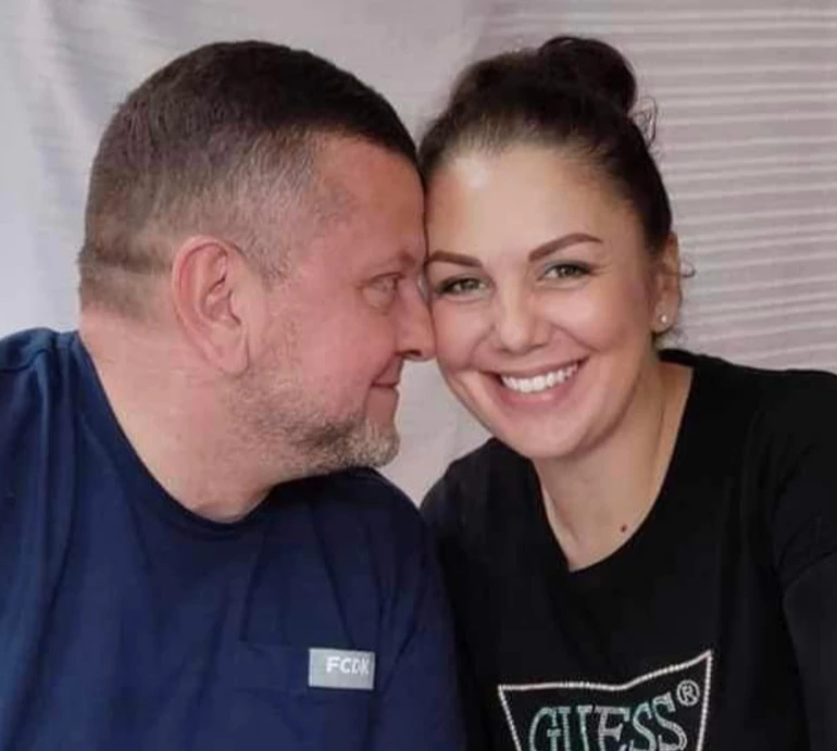 Залужний у День ДШВ показав селфі з дружиною в однакових худі з символікою