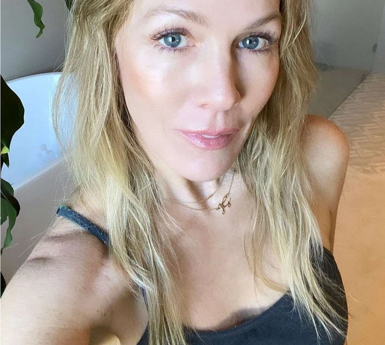 Келлі з Району Беверлі-Хіллз 52: Дженні Гарт показалася у святковому відео з трьома доньками