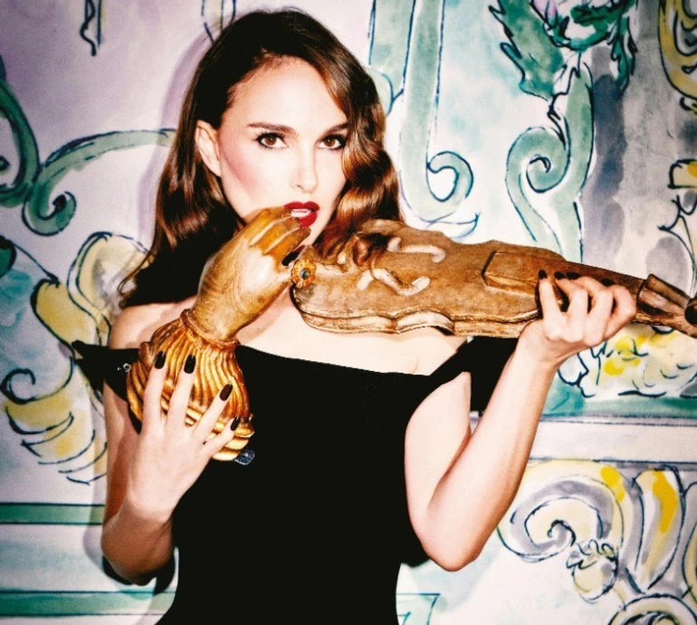 Повітряний цьом від Наталі: Портман у мереживній сукні покрасувалася на обкладинці глянців і взялася фарбувати кухню