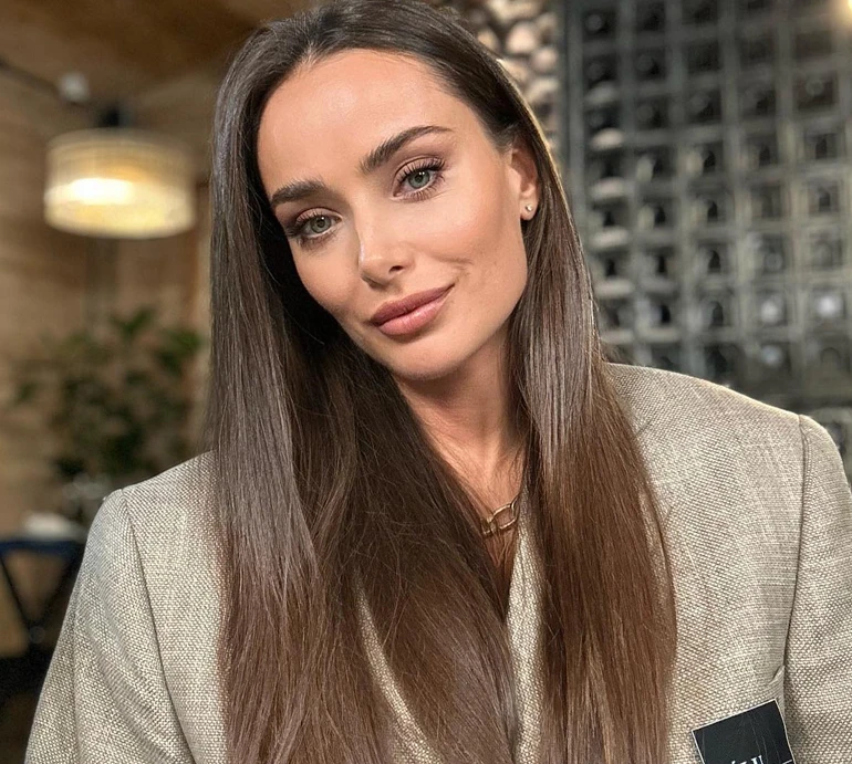 Мішина в сексі-луці та екстравагантних чоботях пояснила, чому їй краще не бажати багатого чоловіка