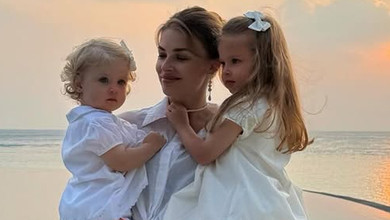 Дружина Зінченка в пляжних луках попозувала з доньками на тлі мальовничих краєвидів. Фото