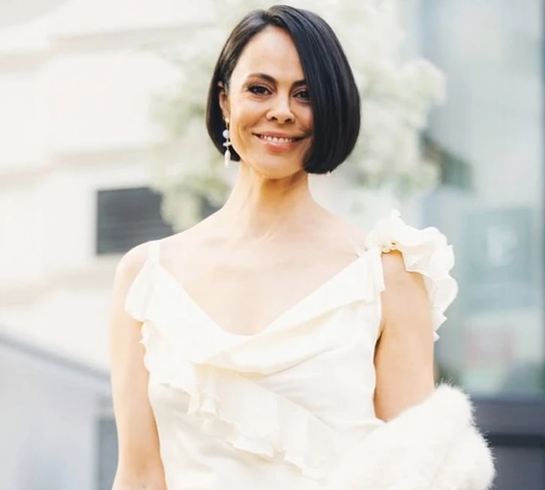 Ексдружина Кличка у діловому стилі з бантом відвідала вечірку в Німеччині. Фото