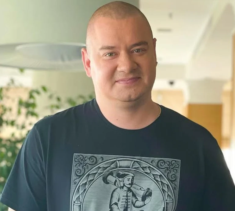 Кошовий у компанії дружини і старшої дочки засвітився на кінопрем'єрі. Фото