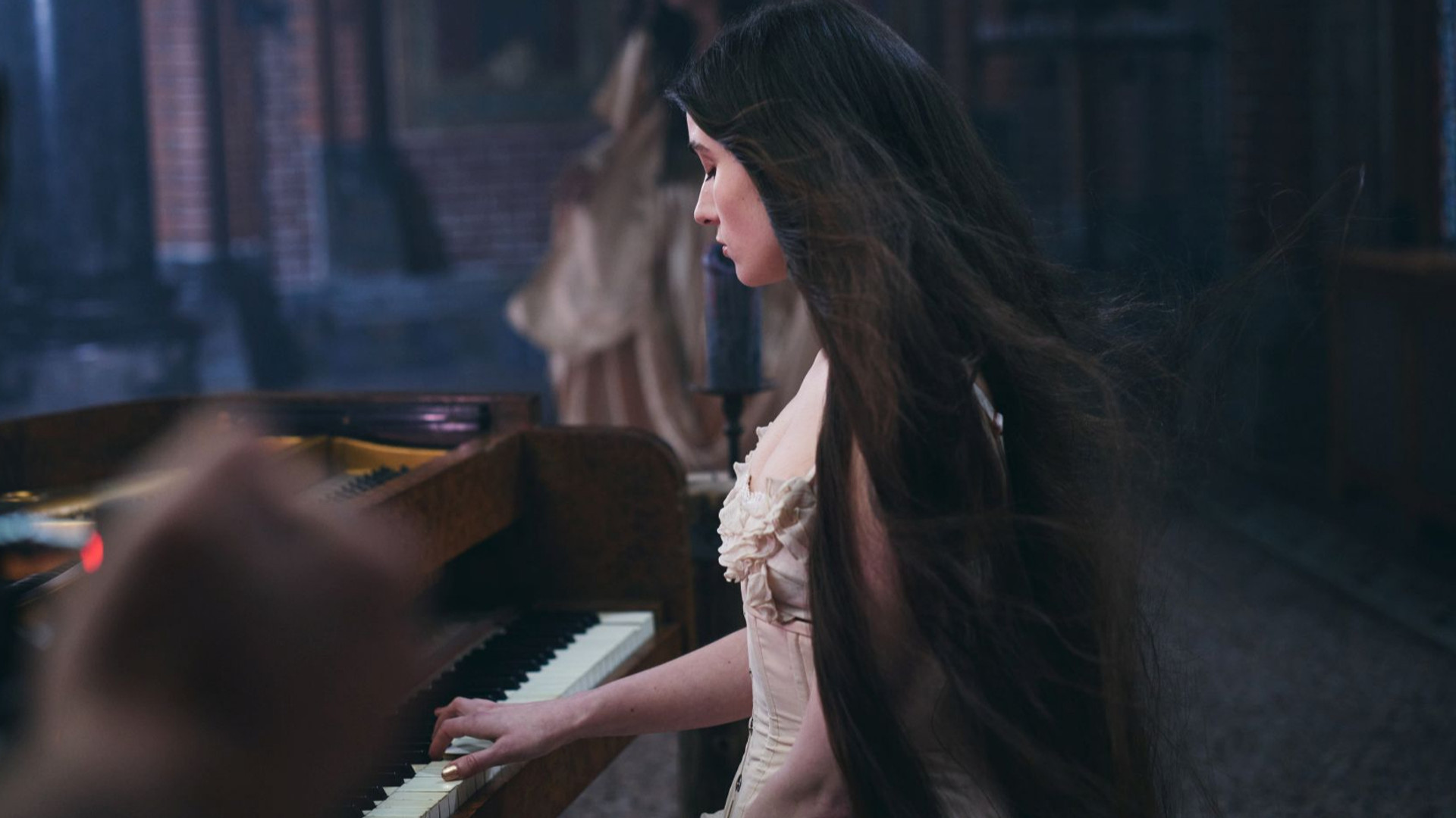 Jerry Heil із солісткою Within Temptation уявили себе сиренами у старовинному соборі Нідерландів. Відео