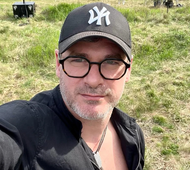 Мірзоян позбувся неслухняних кучерів і показався з новою стрижкою