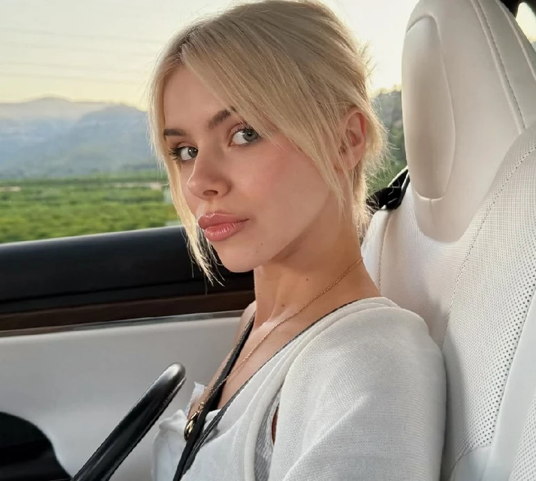 Кондратенко в купальнику посвітила сідницями у спокусливому танці на терасі в Іспанії