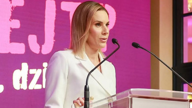 Перша леді Польщі Навроцька вигуляла коротеньку сукню-блейзер, яку потім віддала на аукціон. Фото