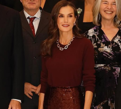 Королева Летісія для ефектної появи на публіці довершила бордовий аутфіт прикрасами за 20 євро. Фото