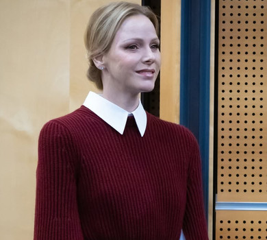 Княгиня Монако у луці з бордовим кейпом за майже $2500 повчила першокласників поведінки на воді