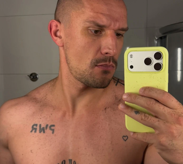 Цимбалюк на рандомних фото посвітив тілом у самих боксерках та показав нові тату