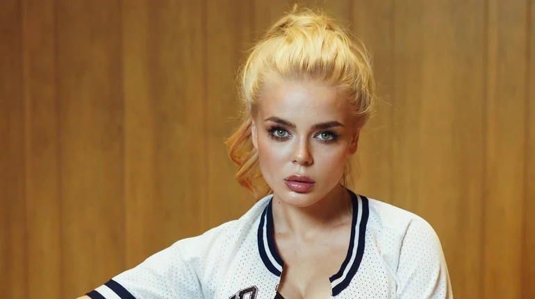 Мій син побачить мене такою: Гросу перед пологами спалила собі коси фарбою. Відео