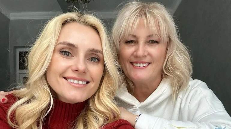 Процес пішов: Федишин показалася з мамою за печенням пасок