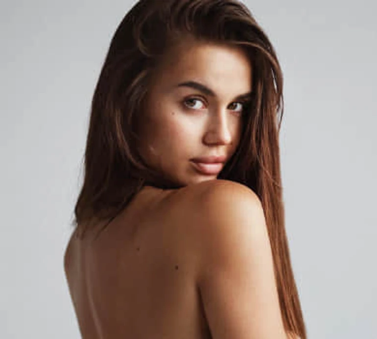 Переможниця Холостяка Лозовицька повчила позувати в купальнику для вдалих фото 