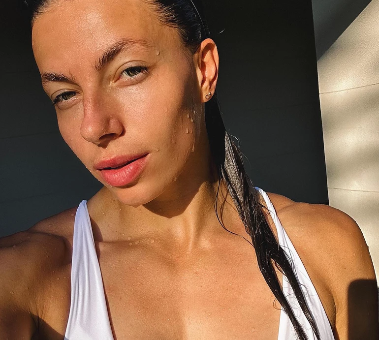 Бех у монокіні посвітила принадами у ванній. ФОТО