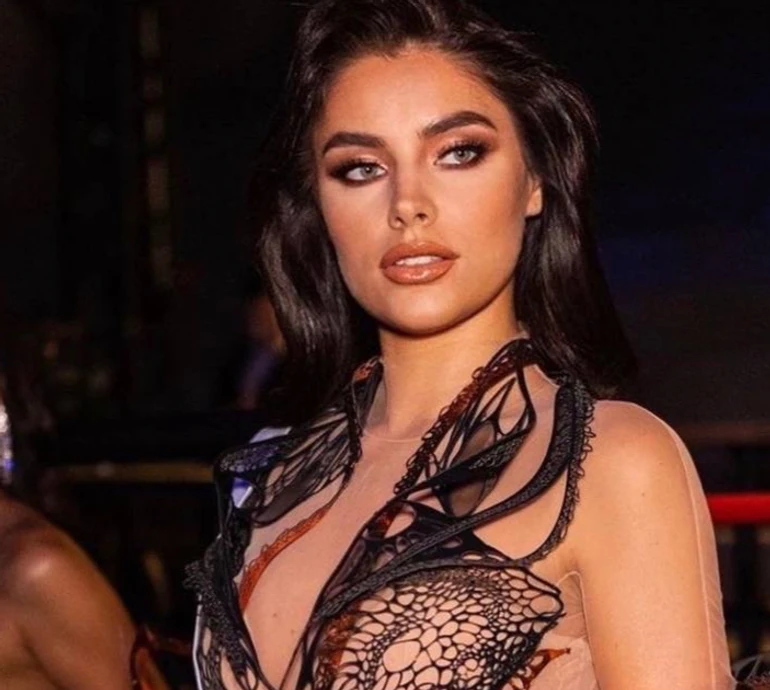 Жодна тварина не постраждала: Усанова в хутрі і лосинах продефілювала вздовж французького басейну