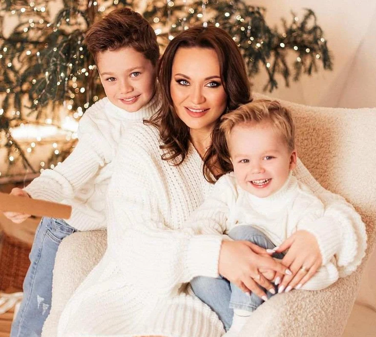 Саліванчук у білому плетінні з панчішками святково попозувала з синами