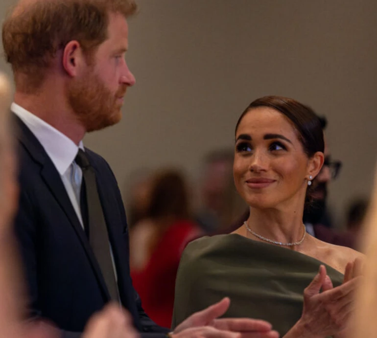 Меган Маркл в асиметричній сукні хакі вигуляла у Ванкувері прикрас на 30 тисяч доларів. Фото