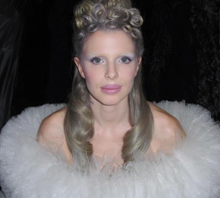 Джулія Фокс у міні посвітила грудьми з чудернацькими кружальцями на сосках