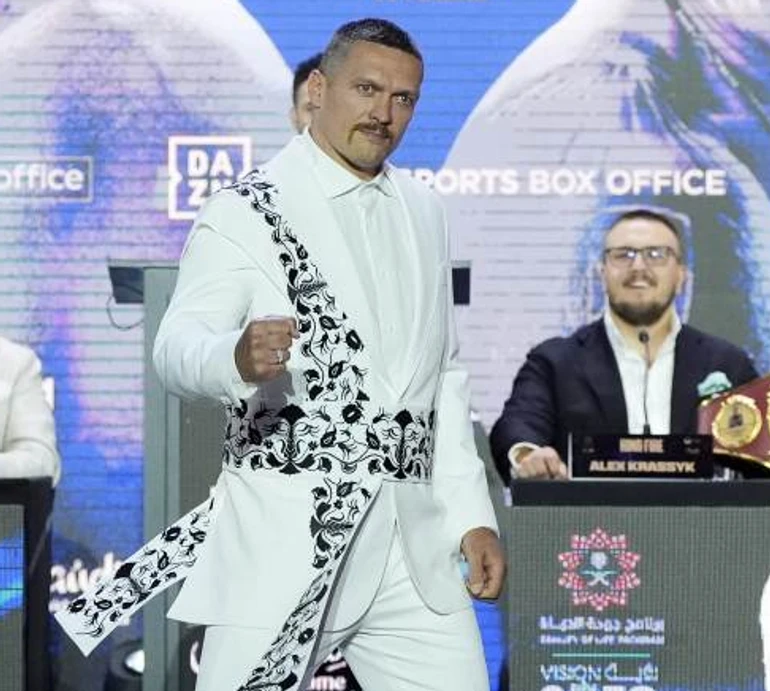 Наш козак: Усик перед поєдинком з Ф'юрі ефектно з'явився на пресконференції під Барабан Пивоварова та Klavdia Petrivna. Відео