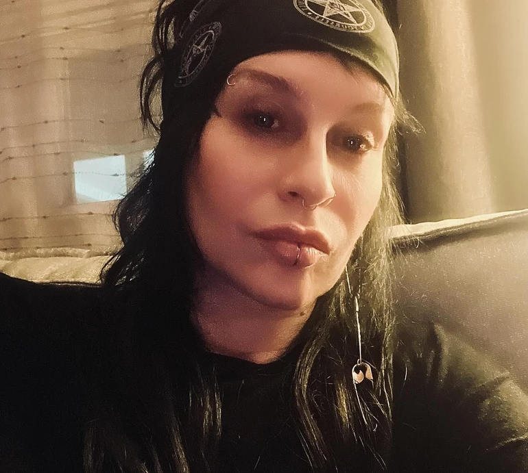 Заборонена в Росії співачка Наргіз засвітила тату у вигляді портрета Бандери та тризуба. Фото