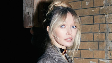 Максі з кейпом у Дубаї та діловий оверсайз у Парижі: Брежнєва вигуляла два ефектні луки. Фото