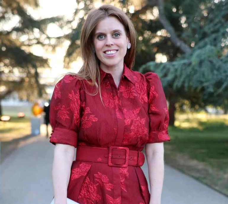 Принцеса Беатріс в ошатному червоному максі відвідала благодійний івент із Чарльзом ІІІ та Каміллою