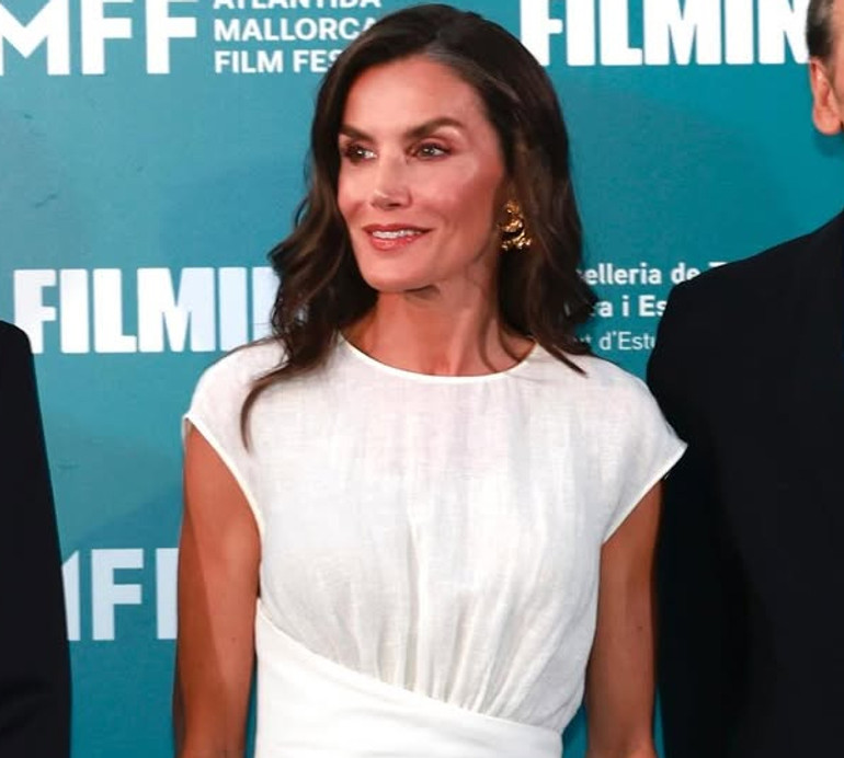 Золота акація та білий льон: королева Летісія на кінофесті попозувала в стильному образі з масивними прикрасами. Фото