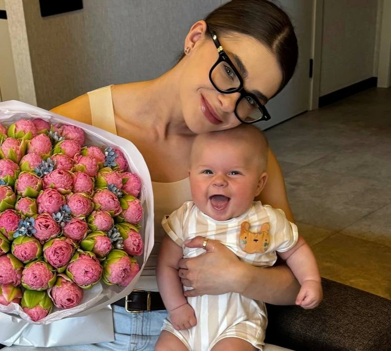 І на Новий рік, і на наступний день народження: дружина Остапчука похвалилася коштовним подарунком від чоловіка. Фото