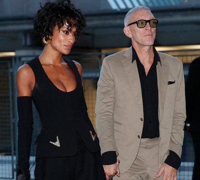 Кассель у пісочному костюмі засвітився з декольтованою коханою на Тижні моди в Парижі. Фото