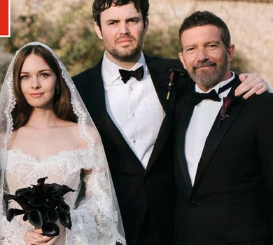 З татом під руку та в обіймах мами: донька Бандераса та Гріффіт у мереживній сукні показала своє іспанське весілля. Фото