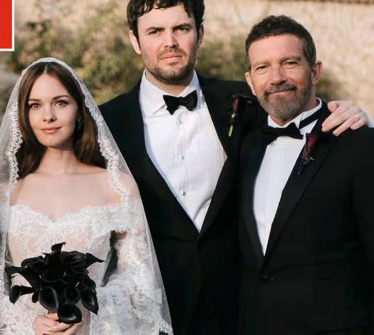 З татом під руку та в обіймах мами: донька Бандераса та Гріффіт у мереживній сукні показала своє іспанське весілля. Фото