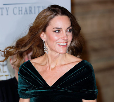 У смарагдовому оксамиті та старовинних прикрасах: принцеса Вельська з чоловіком відвідала виступ Королівського вар'єте