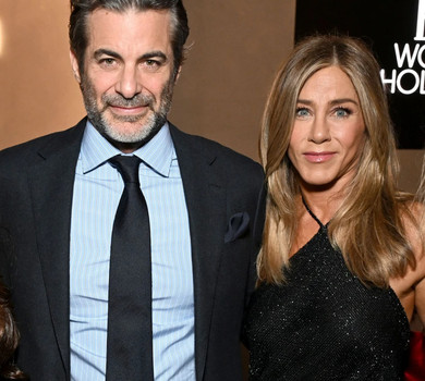 Еністон замилувала відео, на якому робила укладку своєму коханому красунчику