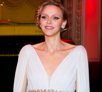 Наче грецька богиня: княгиня Шарлін у біло-золотому луці провела різдвяний бал у Монако