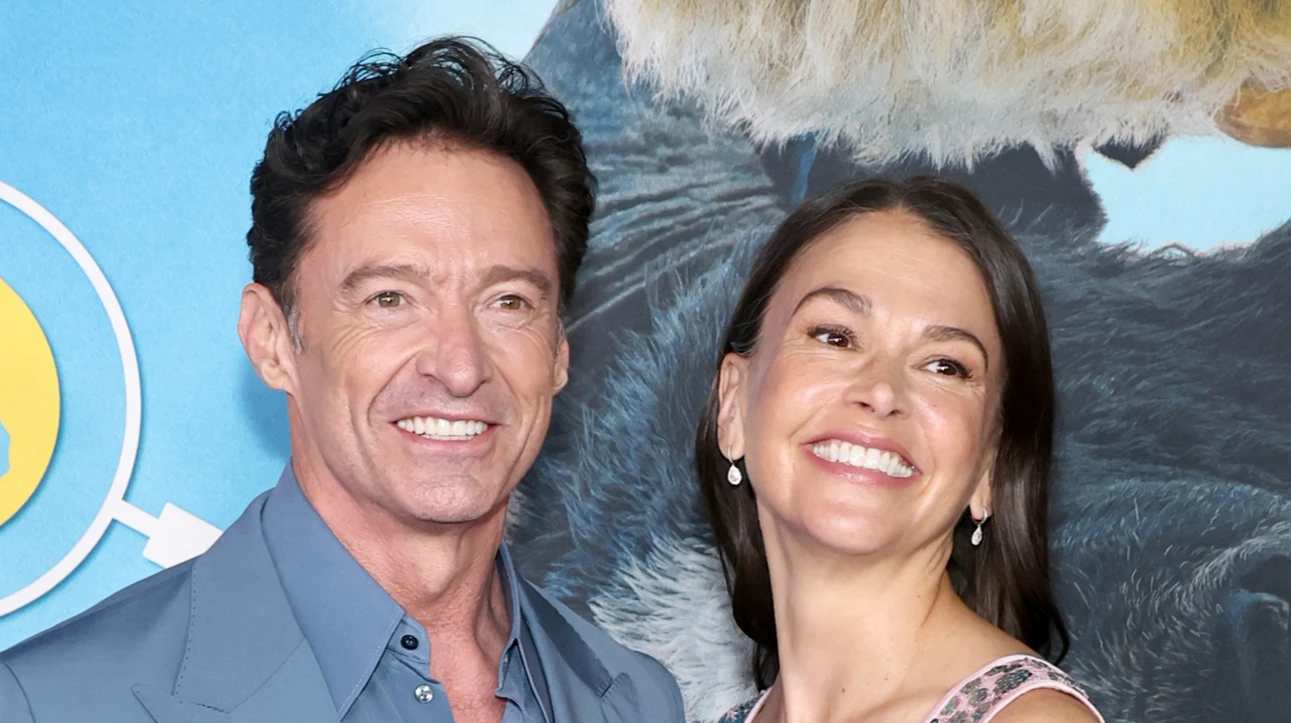 Джекман у блакитному костюмі із коханою в блискучій сукні сяяли посмішками на прем'єрі в Нью-Йорку