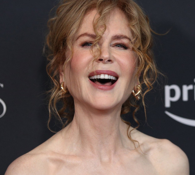 Кідман у сукні кольору шампань посвітила блідими плечима та засмаглим стегном