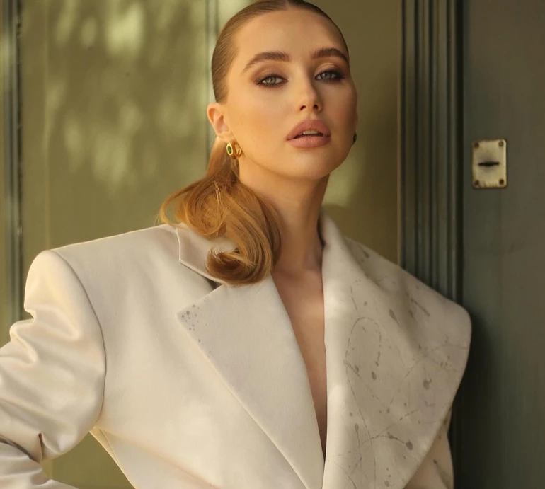 Останній виклик зі списку: ексдружина Тищенка у Дубаї похизувалася стрибком з парашутом. Відео