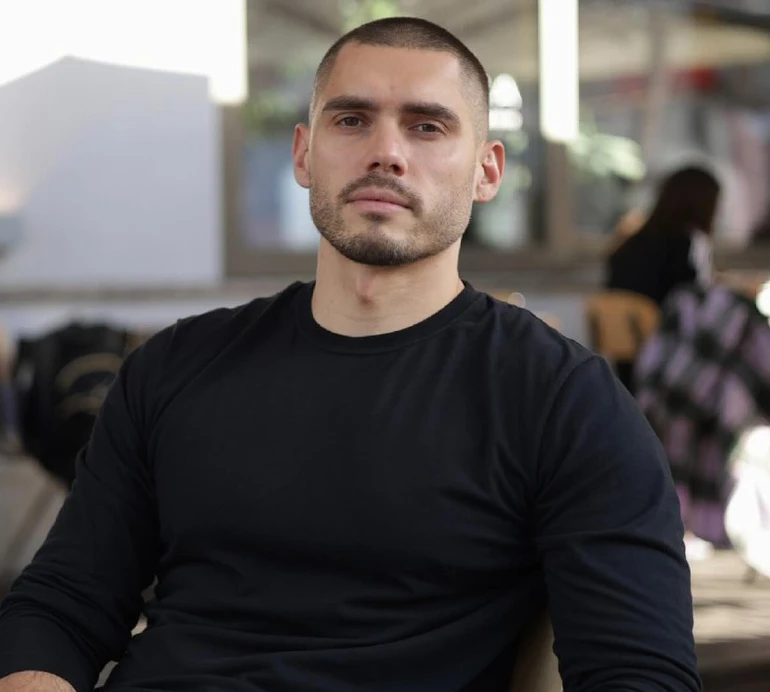 Відпустіть старі рани: Добринін показав себе малого в маминих обіймах і розказав, як змінюється завдяки психотерапії. Фото