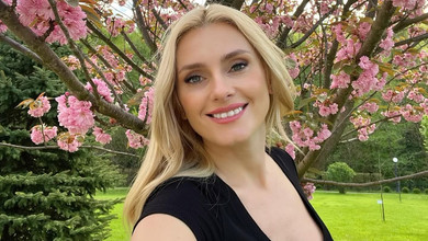 Федишин у топі та асиметричних джинсах попозувала на тлі сакур. Фото