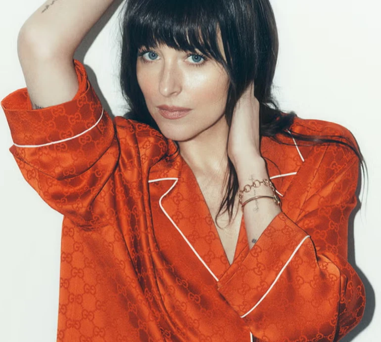 Дакота Джонсон у блискучих трусиках і топі поспокушала струнким тілом на сторінках глянцю. Фото