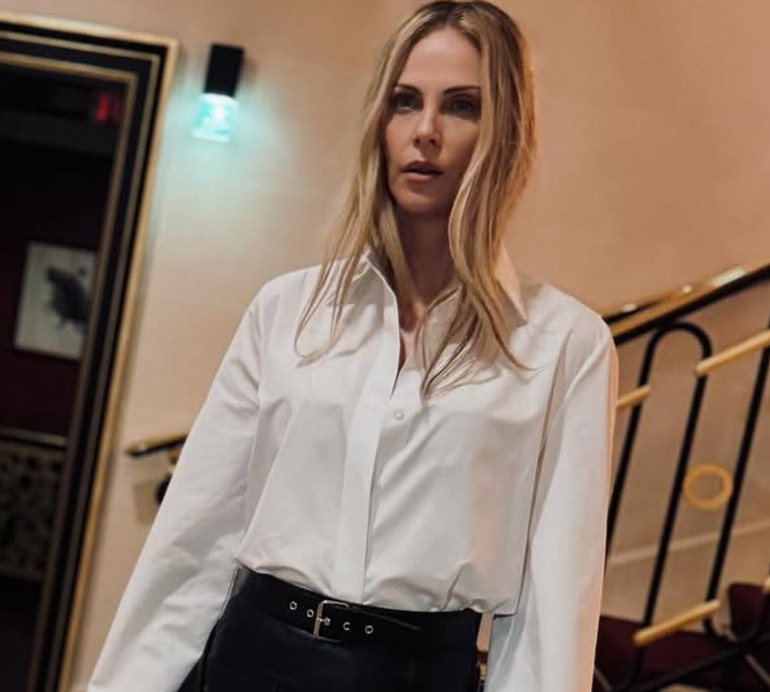 Шарліз Терон в шкіряній спідниці оригінального фасону наробила звабних фото на сходах